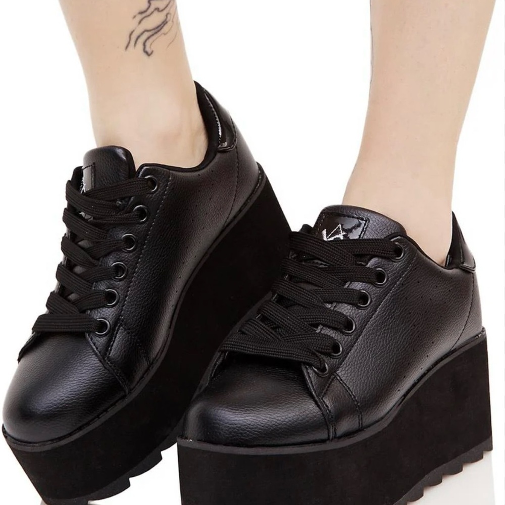 YRU Black Wedge Shoes with Platform Sole